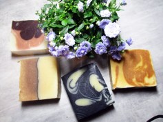 Shampoing solide et trois savons doux, surgras, bio