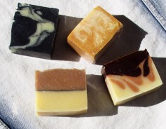 Shampoing solide et trois savons doux, surgras, bio